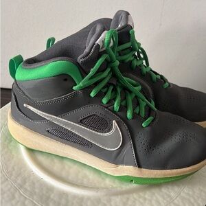 Nike Team Hustle D6 GS Green Spark/👟👟Gray size 5Y,Clean Ready To Hustle.🏀